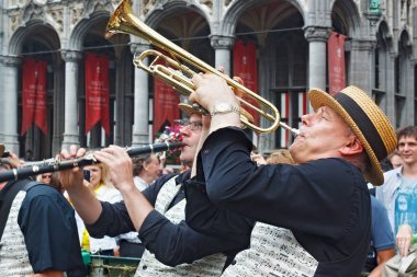 Brussels, Belçika - 07 Eylül 2014: Belçika bira hafta sonu 2014 sırasında Brüksel merkezi Grand meydanında müzikal performans.
