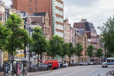 Amsterdam, Hollanda - 25 Haziran 2017: Merkezi Amsterdam Nieuwezijds Voorburgwal sokakta tarihi binalar görünümünü.