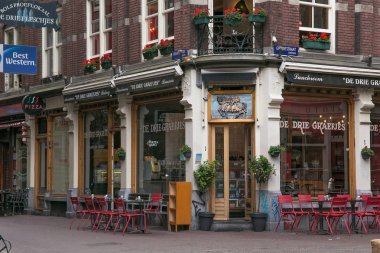 Amsterdam, Hollanda - 25 Haziran 2017: Gravestraat ve Eggertstraat sokaklarda eski tarihi binaların Merkezi, Amsterdam görünüm.