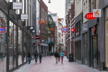 Amsterdam, Hollanda - 25 Haziran 2017: Nieuwendijk sokak Amsterdam tarihi kısmında modern mağazaları ile.