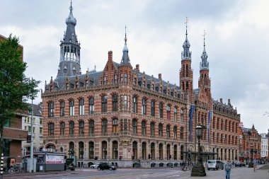 Amsterdam, Hollanda - 25 Haziran 2017: Görünümü ile neo-gotik Binası, eski Amsterdam ana postane, şu anda bir alışveriş merkezi Magna Plaza şehir merkezi olarak bilinen.