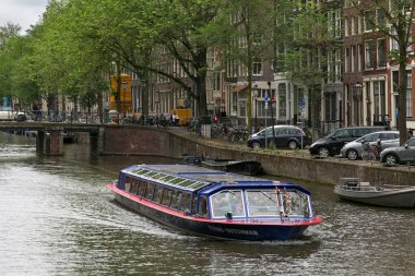 Amsterdam, Hollanda - 25 Haziran 2017: Turistik yolculuk tekne su kanallarının Amsterdam'ın tarihi bölümünde biri üzerinde