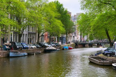 Amsterdam, Hollanda - 25 Haziran 2017: Eski binalar ve su kanallarının Amsterdam tarihi kısmında aşağıdakilerden