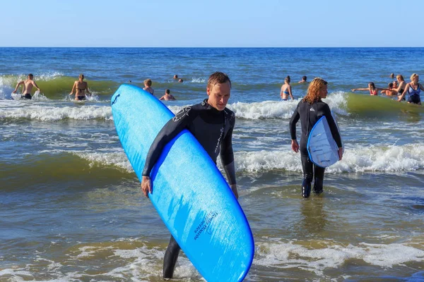 Zelenogradsk Kaliningrad Region Russia Luglio 2017 Surfisti Sconosciuti Con Tavole — Foto Stock