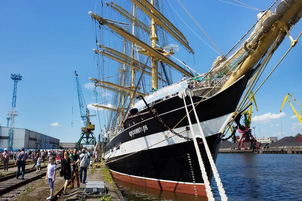 Kaliningrad, Rusya - 19 Haziran 2016: Tarihsel barque görünümünü Kruzenshtern (önceden Padua) Kaliningrad liman iskelesi moored. 1926 yılında başlatılan, o 1946'de SSCB'ye teslim.