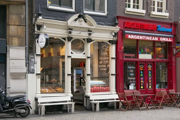 Amsterdam, Hollanda - 25 Haziran 2017: Buz pastane cafe ve Arjantinli steakhouse restaurant Amsterdam merkezi Paleisstraat sokakta Vitrin camekanlar.