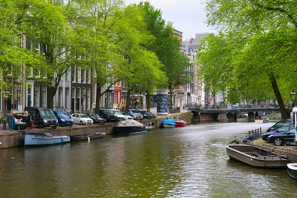 Amsterdam, Hollanda - 25 Haziran 2017: Eski binalar ve su kanallarının Amsterdam tarihi kısmında aşağıdakilerden