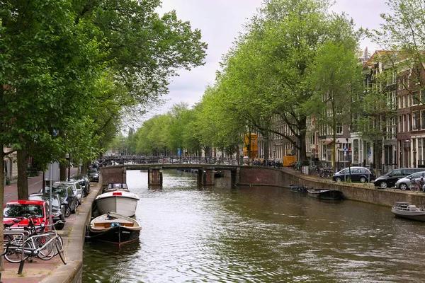 Amsterdam, Hollanda - 25 Haziran 2017: Eski köprünün üstünde su kanallarının Amsterdam tarihi kısmında bir.