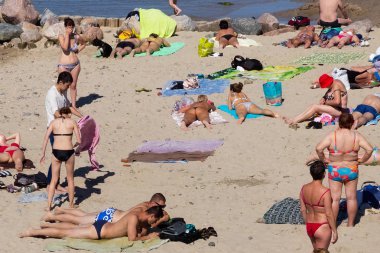 Zelenogradsk, Kaliningrad bölgesi, Rusya Federasyonu - 29 Temmuz 2017: ünlü Resort (eski Cranz da bilinir) Zelenogradsk Baltık Denizi kıyısında kumlu bir plaj üzerinde yaz zaman dinlenme bilinmeyen insanlar.