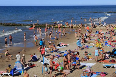 Zelenogradsk, Kaliningrad bölgesi, Rusya Federasyonu - 29 Temmuz 2017: ünlü Resort (eski Cranz da bilinir) Zelenogradsk Baltık Denizi kıyısında kumlu bir plaj üzerinde yaz zaman dinlenme bilinmeyen insanlar.