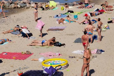 Zelenogradsk, Kaliningrad bölgesi, Rusya Federasyonu - 29 Temmuz 2017: ünlü Resort (eski Cranz da bilinir) Zelenogradsk Baltık Denizi kıyısında kumlu bir plaj üzerinde yaz zaman dinlenme bilinmeyen insanlar.