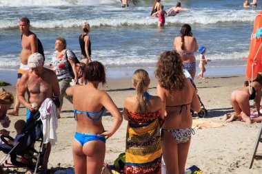 Zelenogradsk, Kaliningrad bölgesi, Rusya Federasyonu - 29 Temmuz 2017: ünlü Resort (eski Cranz da bilinir) Zelenogradsk Baltık Denizi kıyısında kumlu bir plaj üzerinde yaz zaman dinlenme bilinmeyen insanlar.