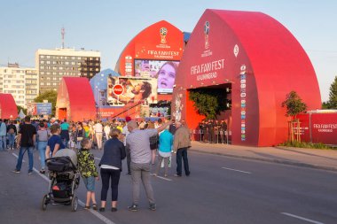 Kaliningrad, Rusya - 16 Haziran 2018: Bilinmeyen insanlar Kaliningrad FIFA Fan Fest bölge 2018 FIFA Dünya Kupası Rusya'nın günlerinde gate yakınındaki.