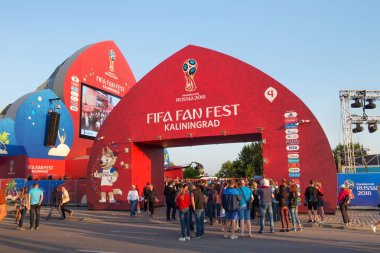 Kaliningrad, Rusya - 16 Haziran 2018: Bilinmeyen insanlar Kaliningrad FIFA Fan Fest bölge 2018 FIFA Dünya Kupası Rusya'nın günlerinde gate yakınındaki.