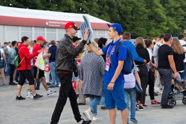 Kaliningrad, Rusya - 16 Haziran 2018: Genç gönüllüler 2018 FIFA Dünya Kupası Rusya'nın günlerinde Kaliningrad FIFA Fan Fest bölgedeki.