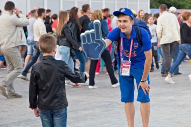 Kaliningrad, Rusya - 16 Haziran 2018: Genç gönüllüler 2018 FIFA Dünya Kupası Rusya'nın günlerinde Kaliningrad FIFA Fan Fest bölgedeki.