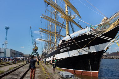 Kaliningrad, Rusya - 19 Haziran 2016: Tarihsel barque görünümünü Kruzenshtern (önceden Padua) Kaliningrad liman iskelesi moored. 1926 yılında başlatılan, o 1946'de SSCB'ye teslim.