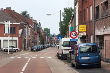 Hoegaarden, Belçika - 04 Eylül 2014: Tipik kırmızı tuğla binalar Hoegaarden Tommestraat Caddesi'ndeki merkezinde. Şehrin ünlü Hoegaarden marka bira üretimi için.
