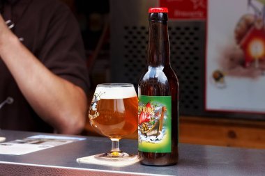 Brussels, Belçika - 07 Eylül 2014: Şişe ve bardak (Brasserie Caracole tarafından demlenmiş) Forestinne Nordika bira Belçika bira hafta sonu 2014 tarihinde. 