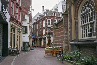 Amsterdam, Hollanda - 25 Haziran 2017: Eski tarihi binaların Merkezi, Amsterdam görünümünü Gravestraat sokakta.