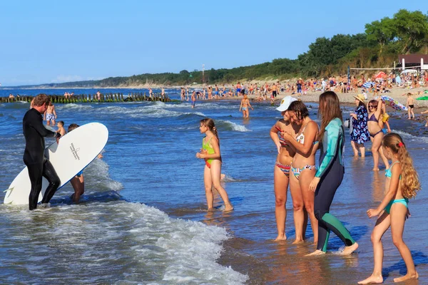Zelenogradsk, Kaliningrad bölgesi, Rusya Federasyonu - 29 Temmuz 2017: ünlü Resort (eski Cranz da bilinir) Zelenogradsk Baltık Denizi kıyısında kumlu bir plaj üzerinde yaz zaman dinlenme bilinmeyen insanlar.