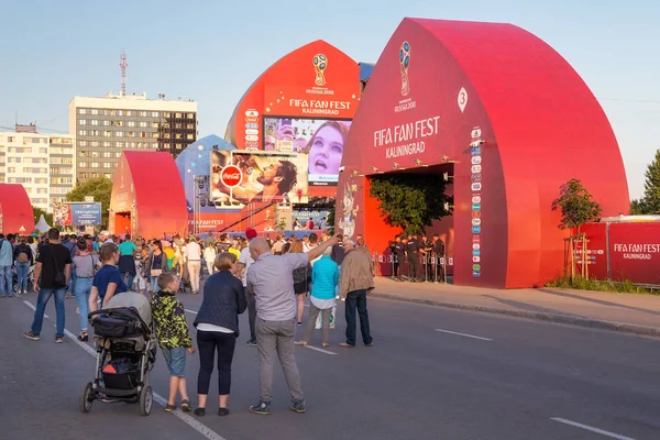 Kaliningrad, Rusya - 16 Haziran 2018: Bilinmeyen insanlar Kaliningrad FIFA Fan Fest bölge 2018 FIFA Dünya Kupası Rusya'nın günlerinde gate yakınındaki.