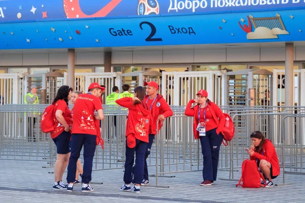 Kaliningrad, Rusya - 16 Haziran 2018: Grup oyunları 2018 FIFA Dünya Kupası Rusya'nın tutmak için genç gönüllü modern Kaliningrad football stadium (Ayrıca denilen Arena Baltika) yakınındaki.