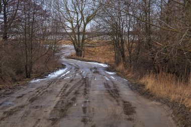 Erken bahar kırsal manzara yolu ile.