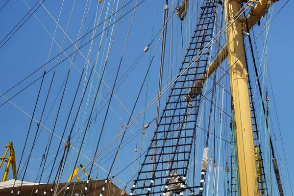Masten Eines Segelschiffs Mit Abgesenkten Segeln Und Blauem Himmel Auf — Stockfoto
