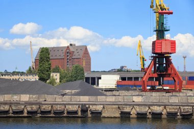 Kaliningrad Deniz Balıkçılık Limanı 'nda ağır liman yelkeni vinçleri.