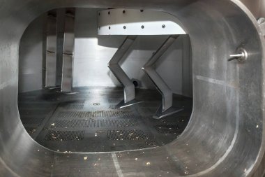 Bira bira wort karıştırma için makine penceresine.