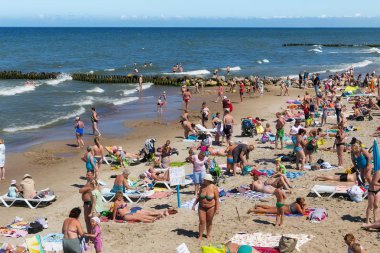 Zelenogradsk, Kaliningrad bölgesi, Rusya Federasyonu - 29 Temmuz 2017: ünlü Resort (eski Cranz da bilinir) Zelenogradsk Baltık Denizi kıyısında kumlu bir plaj üzerinde yaz zaman dinlenme bilinmeyen insanlar.