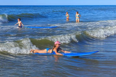 Zelenogradsk, Kaliningrad bölgesi, Rusya Federasyonu - 29 Temmuz 2017: dinlenme ve yaz saati, Baltık Denizi'nin mavi dalgalar sörf öğrenme çocuk.