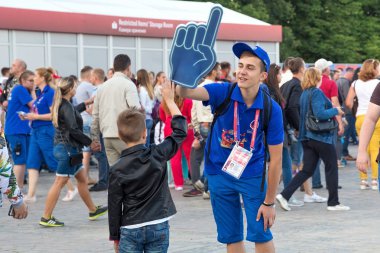Kaliningrad, Rusya - 16 Haziran 2018: Genç gönüllüler 2018 FIFA Dünya Kupası Rusya'nın günlerinde Kaliningrad FIFA Fan Fest bölgedeki.
