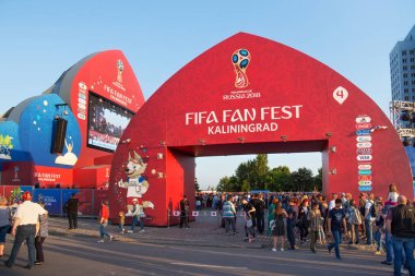 Kaliningrad, Rusya - 16 Haziran 2018: Bilinmeyen insanlar Kaliningrad FIFA Fan Fest bölge 2018 FIFA Dünya Kupası Rusya'nın günlerinde gate yakınındaki.