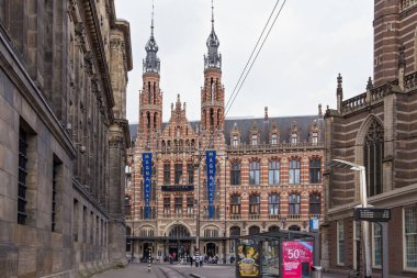 Amsterdam, Hollanda - 25 Haziran 2017: Görünümü ile neo-gotik Binası, eski Amsterdam ana postane, şu anda bir alışveriş merkezi Magna Plaza şehir merkezi olarak bilinen.