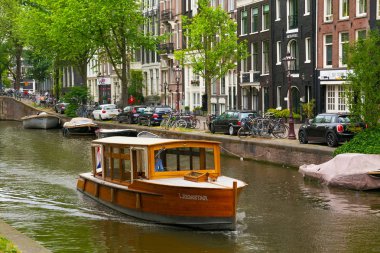 Amsterdam, Hollanda - 25 Haziran 2017: Turistik yolculuk tekne su kanallarının Amsterdam'ın tarihi bölümünde biri üzerinde.