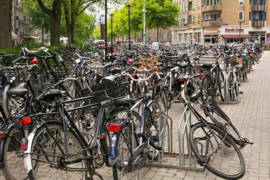 Amsterdam, Hollanda - 25 Haziran 2017: Park Amsterdam Merkez caddeleri üzerinde birçok bisiklet ile.