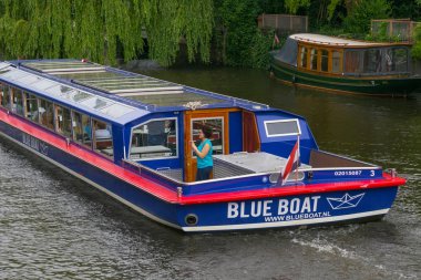 Amsterdam, Hollanda - 25 Haziran 2017: Turistik yolculuk tekne su kanallarının Amsterdam merkezi kısmında biri üzerinde.