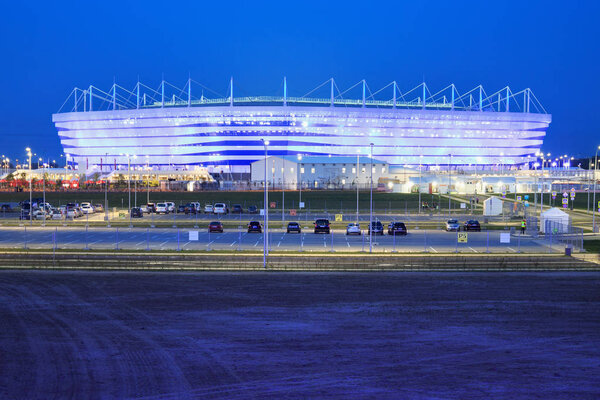 КАЛИНИНГРАД, РОССИЯ - 16 июня 2018 года: Ночной вид на современный Калининградский футбольный стадион (также называемый "Арена Балтика") для проведения матчей чемпионата мира по футболу 2018 года в России.