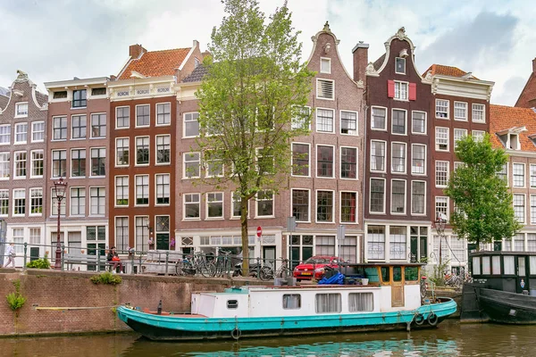 Amsterdão Países Baixos Junho 2017 Edifícios Antigos Perto Dos Canais — Fotografia de Stock