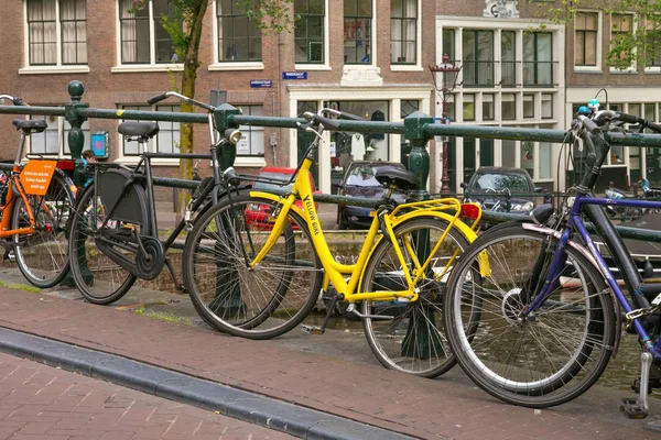 Amsterdam Países Bajos Junio 2017 Diferentes Bicicletas Ámsterdam Cerca Valla — Foto de Stock