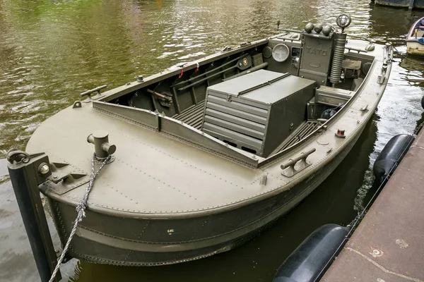 荷兰阿姆斯特丹 2017年6月25日 在阿姆斯特丹中心的一个水道上的现代钢船 — 图库照片