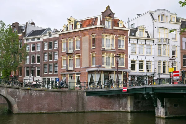 Amszterdam Hollandia 2017 Június Régi Épületek Közelében Víz Egyik Csatornák — Stock Fotó