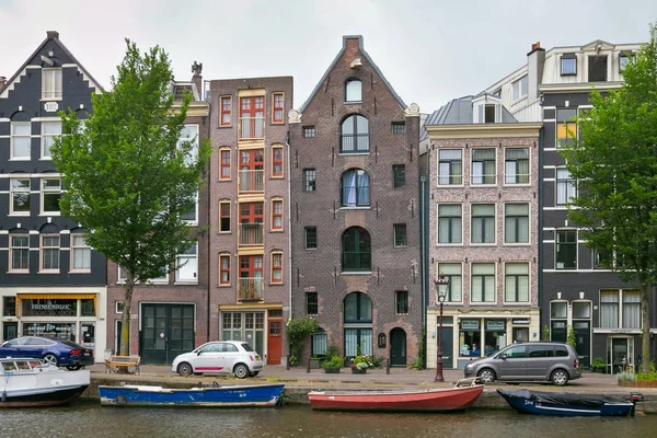 アムステルダム オランダ 2017 アムステルダムの歴史ある地域の水の運河の つの近くの古い建物 — ストック写真