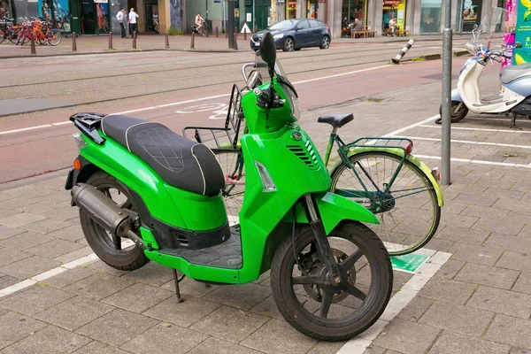 Άμστερνταμ Ολλανδία Ιουνίου 2017 Πράσινο Σκούτερ Έναν Από Τους Δρόμους — Φωτογραφία Αρχείου