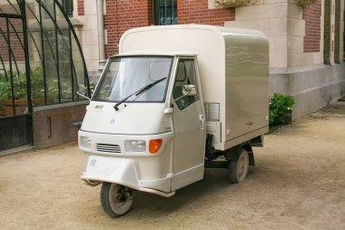 Amsterdam, Hollanda - 25 Haziran 2017: Moto araba Piaggio maymun 50 görünümünü. Piaggio Ape bir 3 tekerlekli hafif ticari Piaggio tarafından 1948 yılından bu yana üretilen bir vespa scooter temel araçtır.
