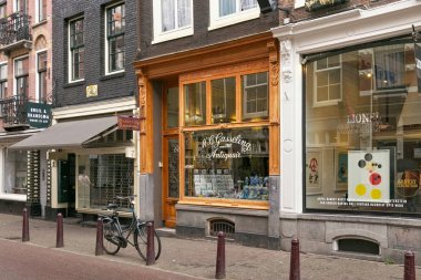 Amsterdam, Hollanda - 25 Haziran 2017: Mc Gasseling Antiquair dükkanı görünümünü Amsterdam'ın tarihi bölümünde Nieuwe Spiegelstraat sokakta.