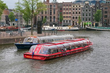 Amsterdam, Hollanda - 25 Haziran 2017: Turistik yolculuk tekne su kanallarının Amsterdam'ın tarihi bölümünde biri üzerinde.