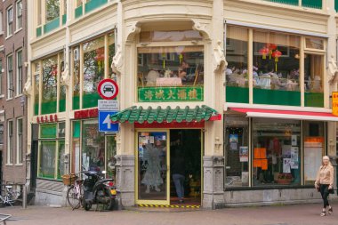 Amsterdam, Hollanda - 25 Haziran 2017: Oriental şehir Çin restoranı Amsterdam tarihi kısmında Oudezijds Voorburgwal sokakta. 